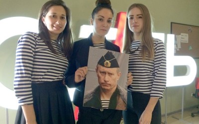 Ungarische Jugendlichen verbreiten Propaganda Putins